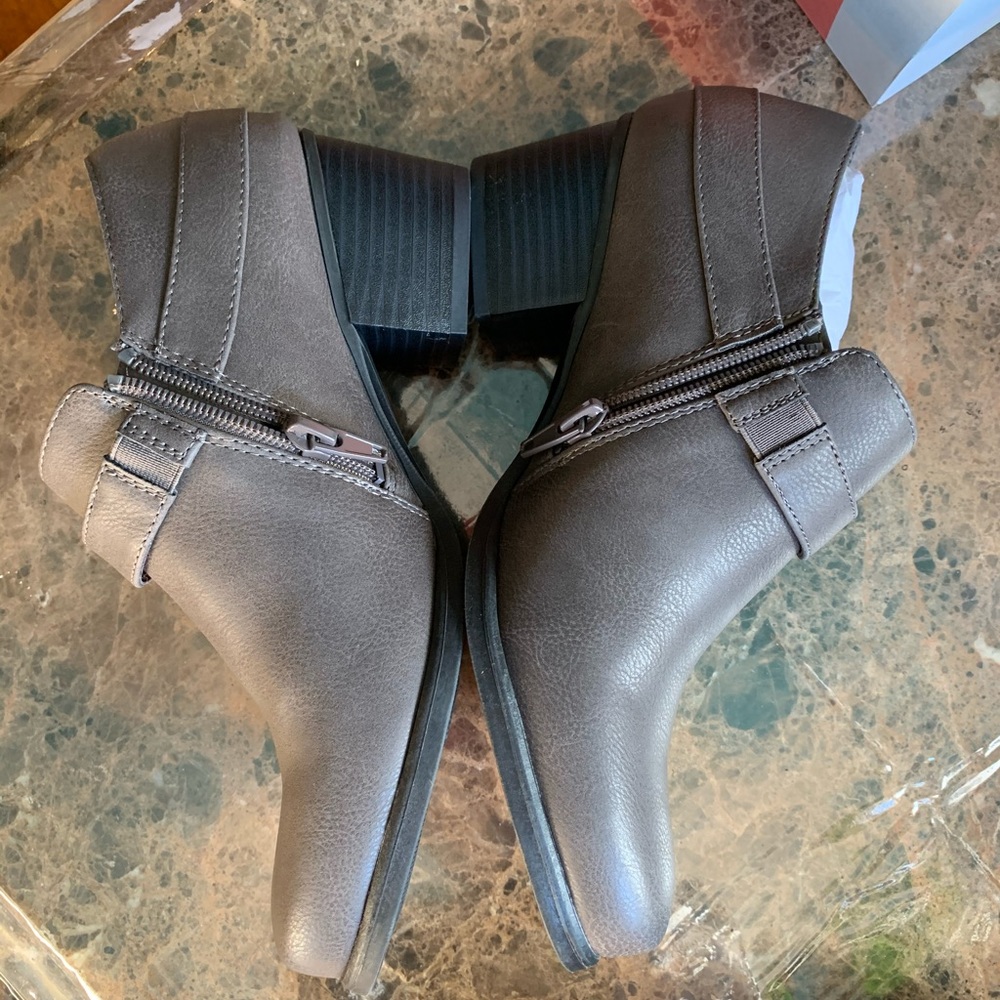 Shoes - Picture 5 of 7